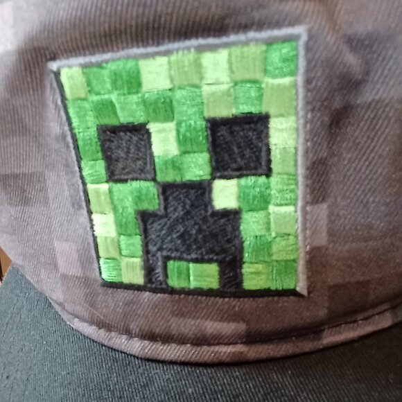 Minecraft Brand Youth Snapback Black Baseball Cap with Creeper Patch - Picture 3 of 4